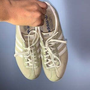 Adidas originals gazelles blue bottoms cream beige white soles size US women 8.5